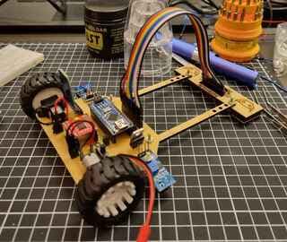 Robô seguidor de linha do acervo da Artrobots